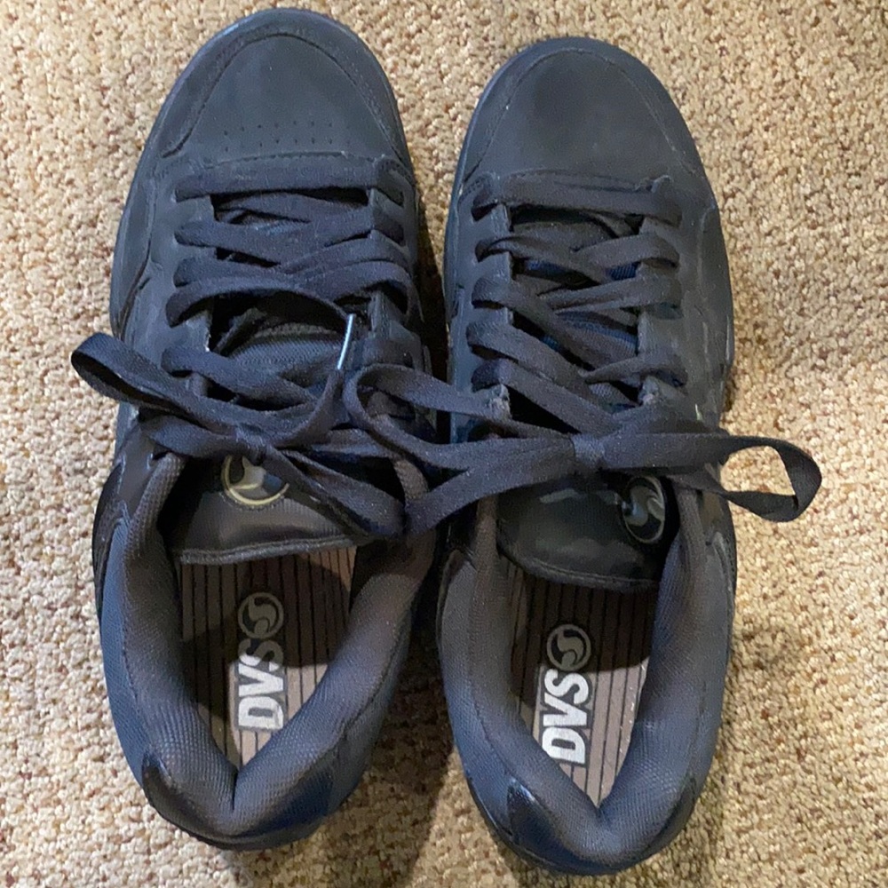 Men’s DVS “Enduro Heir” skater shoes black.